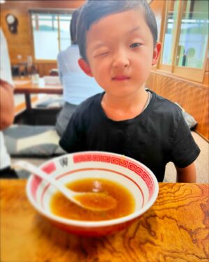 Shido Nakamura Instagram - 先日巡業の合間に大好きなとら食堂さんへ
#とら食堂
#夏幹
#陽喜
#獅童