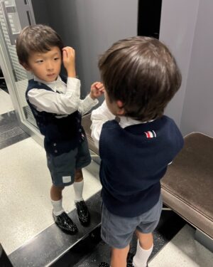 Shido Nakamura Instagram - 親子で愛用しているトムブラウンが20周年、
青山店が10周年迎えました。
先日陽喜とパーティに参加させていただきました。

張り切って格好つけている陽喜

スペシャルなブランドブックが発売中。
20周年カプセルコレクションが24日まで伊勢丹新宿店ポップアップにて先行発売中です。

@thombrowne 
#thombrowne20
#トムブラウン
#PR