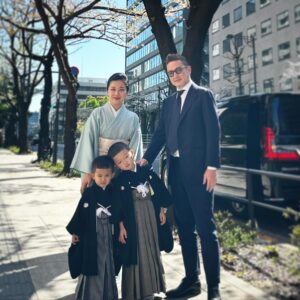 Shido Nakamura Instagram - 中村夏幹、中村陽喜襲名ご挨拶回り。

#六月歌舞伎座でお待ちしております
#夏幹
#陽喜
#沙織
#獅童