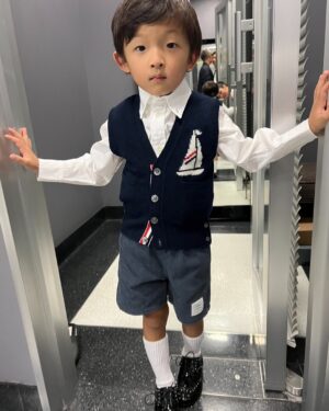 Shido Nakamura Instagram - 親子で愛用しているトムブラウンが20周年、
青山店が10周年迎えました。
先日陽喜とパーティに参加させていただきました。

張り切って格好つけている陽喜

スペシャルなブランドブックが発売中。
20周年カプセルコレクションが24日まで伊勢丹新宿店ポップアップにて先行発売中です。

@thombrowne 
#thombrowne20
#トムブラウン
#PR