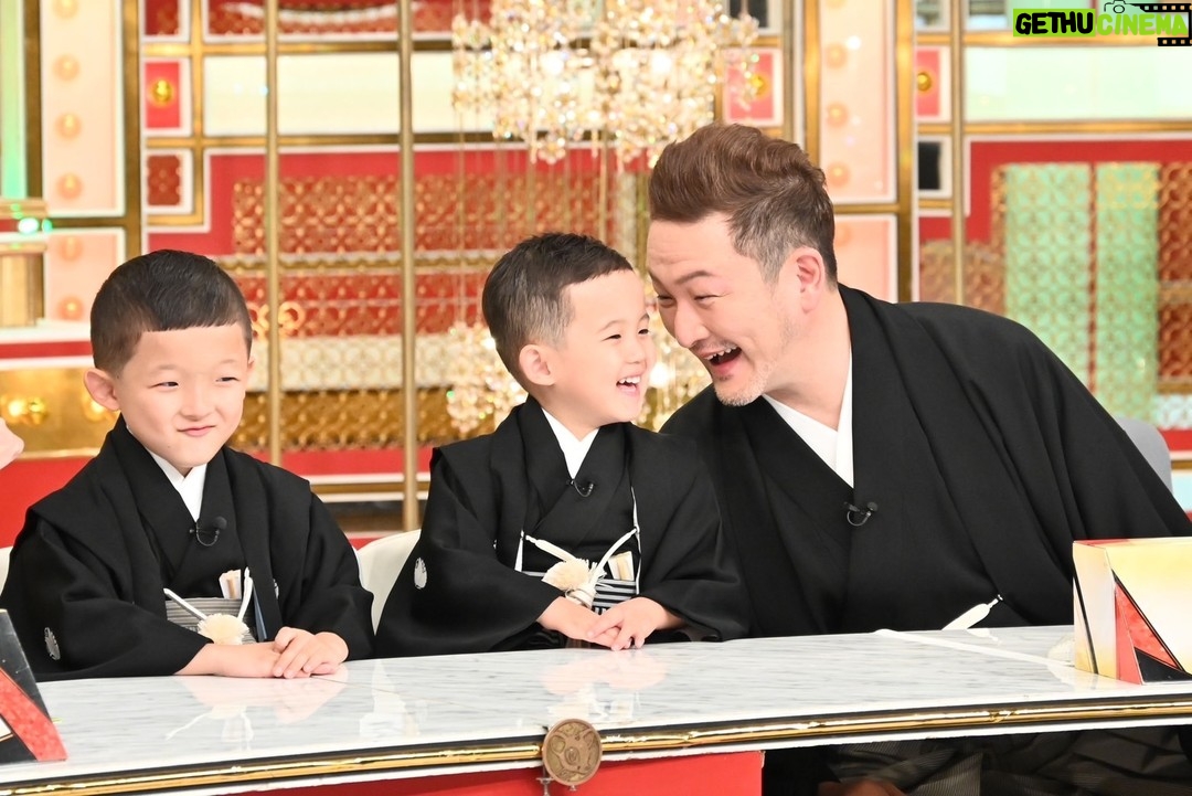 Shido Nakamura - 21.2K Likes - 明日、
6月14日 20時57分より
TBS 金曜日のスマイルたちへ
に出演します。
9年に及び密着していただいた映像をいよいよ皆様に披露することができます。
スタッフの方々はもはや我々家族のように、日々をご一緒させていただき、今回の初舞台を大変喜んでくださったこともとても嬉しかったです。
中居くん、出演の皆様も2人の成長をあたたかく見守ってくれました。
普段の様子も是非お楽しみくださいませ。
#金スマ
#中居正広
#陽喜
#夏幹
#獅童