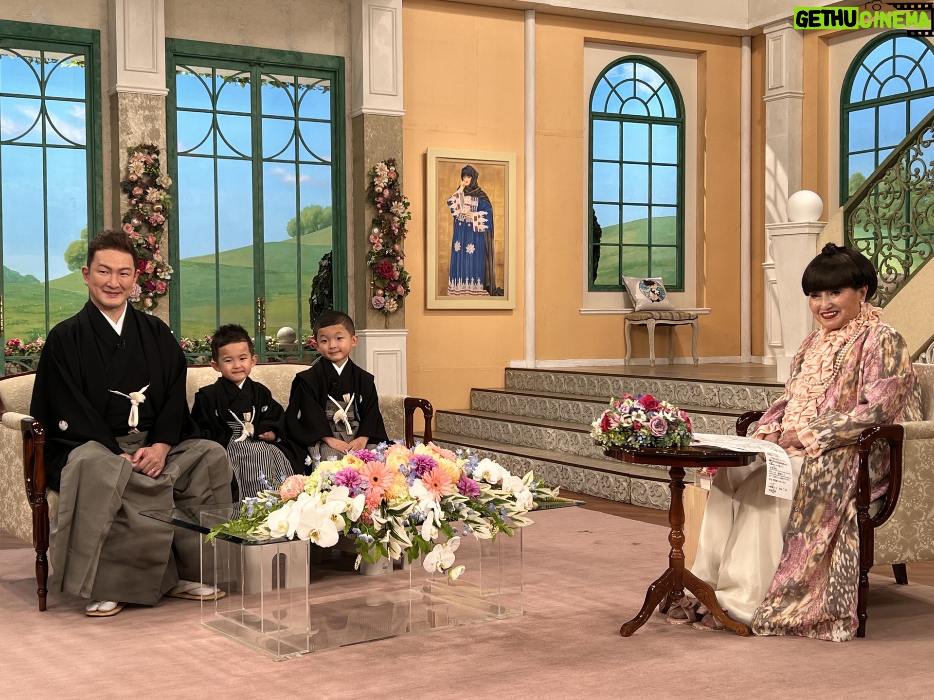 Shido Nakamura - 16.3K Likes - 明日5月28日
13時から徹子の部屋
つづきまして
13時55分から
ミヤネ屋さんに出演します。
陽喜、夏幹が
徹子さんと宮根さんお相手に
トークをしました。
冷や汗をかきました。
さて、会話の行方は…
どうぞお見守りくださいませ。
23時からは
「ワルイコあつまれ」
にゲスト出演しております。
#徹子の部屋
#ミヤネ屋
#ワルイコあつまれ
#陽喜
#夏幹
#獅童