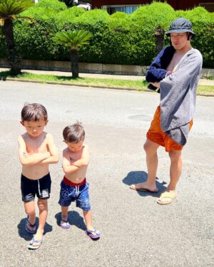 Shido Nakamura Instagram - 何？気合い？頼んでませんけど。

#プール帰り
#夏幹
#陽喜
#獅童