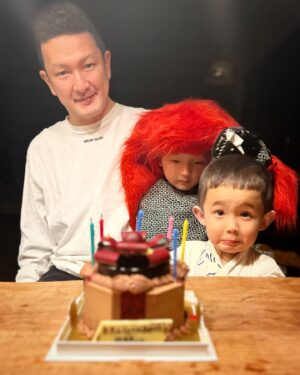 Shido Nakamura Instagram - 先日陽喜が6歳になりました、超歌舞伎もあと6日間無事に走り抜けましょう。

#超歌舞伎
#今昔饗宴千本桜
#12月18日生まれ 
#夏幹
#陽喜
#獅童