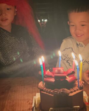 Shido Nakamura Instagram - 先日陽喜が6歳になりました、超歌舞伎もあと6日間無事に走り抜けましょう。

#超歌舞伎
#今昔饗宴千本桜
#12月18日生まれ 
#夏幹
#陽喜
#獅童