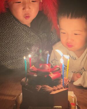 Shido Nakamura Instagram - 先日陽喜が6歳になりました、超歌舞伎もあと6日間無事に走り抜けましょう。

#超歌舞伎
#今昔饗宴千本桜
#12月18日生まれ 
#夏幹
#陽喜
#獅童