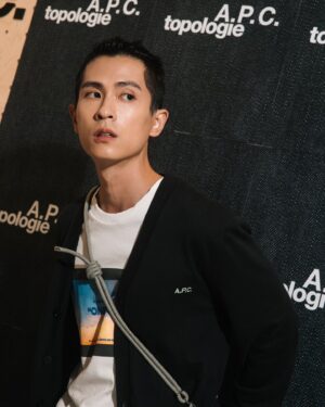 Shih Chih Tian Instagram - 從小父親就教導我
當個紳士
訣竅是簡約而優雅
愜意的鬆弛拿捏
A.P.C. 連乘Topologie 
來自法國的兩位
輕輕地牽起那巧奪天工的手
以經典原色丹寧布料為底
交織攀登美學
精準擊中
內心那粒小小刺點
其中尤以寬版托特包
讓我意亂神迷
恍恍惚惚
日製丹寧布料隨著時光刻下
只屬於你的
生命軌跡
若青春是 18 x 2
那生活就是45 x 35.5 x 14 
簡約卻蘊藏細節
有趣也不失純粹
這是日常，也是單品
真心如我，推薦給你
拿，捏，了🤏

@topologie.official @apc_paris
