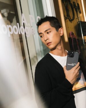 Shih Chih Tian Instagram - 從小父親就教導我
當個紳士
訣竅是簡約而優雅
愜意的鬆弛拿捏
A.P.C. 連乘Topologie 
來自法國的兩位
輕輕地牽起那巧奪天工的手
以經典原色丹寧布料為底
交織攀登美學
精準擊中
內心那粒小小刺點
其中尤以寬版托特包
讓我意亂神迷
恍恍惚惚
日製丹寧布料隨著時光刻下
只屬於你的
生命軌跡
若青春是 18 x 2
那生活就是45 x 35.5 x 14 
簡約卻蘊藏細節
有趣也不失純粹
這是日常，也是單品
真心如我，推薦給你
拿，捏，了🤏

@topologie.official @apc_paris