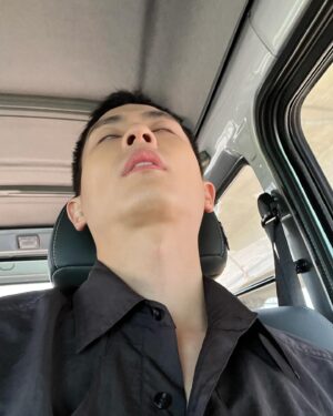Shih Chih Tian Instagram - 幾天的南北奔波，突然明白，學習堅持和學習放手其實是同一件事。偶像 energy 也是如此，唱著放手但十分堅持，我也要繼續學習下去。