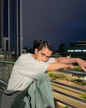 Shih Chih Tian Instagram - 我，的天空，今天，有點，灰