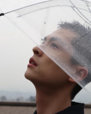 Shih Chih Tian Instagram - 下大雨，為了收音品質，劇組現場等了一個多小時。「會停嗎？會停吧！真的嗎？可以的！」坐在椅子上，呆望梳化間外的積水，突然驚覺人生就是一邊質疑，又一邊說服自己。幾天前，在健身房走跑步機時，也發現隔壁壯漢的電視正播放櫻桃小丸子。想必都是這樣，走呀走，邊界便漸漸模糊，視野也漸漸寬廣。我打開了淚之女王，會是好結局吧？會吧會吧。

@apc_paris @tun_grp 
 #tun_grp #apctaipei