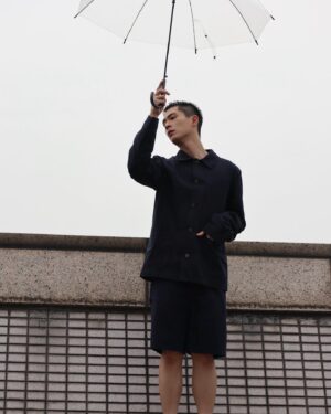 Shih Chih Tian Instagram - 下大雨，為了收音品質，劇組現場等了一個多小時。「會停嗎？會停吧！真的嗎？可以的！」坐在椅子上，呆望梳化間外的積水，突然驚覺人生就是一邊質疑，又一邊說服自己。幾天前，在健身房走跑步機時，也發現隔壁壯漢的電視正播放櫻桃小丸子。想必都是這樣，走呀走，邊界便漸漸模糊，視野也漸漸寬廣。我打開了淚之女王，會是好結局吧？會吧會吧。

@apc_paris @tun_grp 
 #tun_grp #apctaipei
