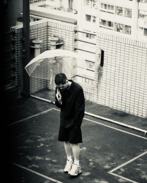 Shih Chih Tian Instagram - 下大雨，為了收音品質，劇組現場等了一個多小時。「會停嗎？會停吧！真的嗎？可以的！」坐在椅子上，呆望梳化間外的積水，突然驚覺人生就是一邊質疑，又一邊說服自己。幾天前，在健身房走跑步機時，也發現隔壁壯漢的電視正播放櫻桃小丸子。想必都是這樣，走呀走，邊界便漸漸模糊，視野也漸漸寬廣。我打開了淚之女王，會是好結局吧？會吧會吧。

@apc_paris @tun_grp 
 #tun_grp #apctaipei