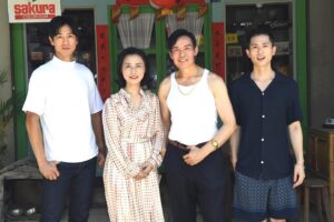 Shih Chih Tian Instagram - 身為一個台語基礎 0 的人，要準備搭上火車，前往舒適圈以外了。平安順序，期待一個自由的俊良🌞🤘

#火車來去 #李岳峰導演 
@sandroparis
