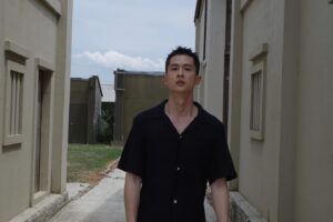 Shih Chih Tian Instagram - 身為一個台語基礎 0 的人，要準備搭上火車，前往舒適圈以外了。平安順序，期待一個自由的俊良🌞🤘

#火車來去 #李岳峰導演 
@sandroparis