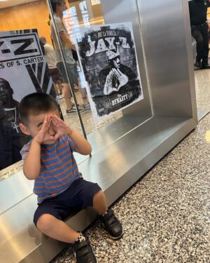 Shiho Watanabe Instagram - 子連れNY旅行、忘れがたい経験に。往復ともに夫とは別のフライトで、ワンオペでロングフライト&入国審査諸々乗り切った。滞在中も子と2人で過ごすことが多く、色々鍛えられました💪🏻大好きなニューヨーク、大好きなブルックリンに息子を連れて行くことができて感無量。HIPHOP50を祝う現場を目撃することが出来て身が引き締まりました。生ジュヴィナイルも最高すぎた！
🗽
Visiting NYC for the 1st time in these FIVE years! These streets definitely made me feel brand-new and big lights still inspired me so much.
It’s was so special for me to bring my son to NYC as well. Witnessing hiphop50 block party meant a lot to me. Blessed.