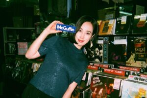Shiho Watanabe Instagram - 人気動画メディア @mcguffin_official さんの企画に出演させて頂きました。渋谷にディスクユニオン @diskunion_scms さんに伺いまして、好きなヒップホップ作品を選びつつああだこうだと偉そうに申しております💦
・
学生の頃、毎日のようにユニオンで中古レコードを漁っていた日々を思い出しました🥹お誘い頂き本当にありがとうございました🙏🏻開店前の忙しいお時間に撮影させて下さったユニオンさんにも感謝です。
・
Link in bioっす🙇🏻‍♀️