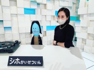 Shiho Watanabe Instagram - OAから一週間経ってしまいましたが、先日、NHK Eテレ「星野のおんがくこうろん」第３回アリー・ウィリスの放送回に、シホかいせついんとして出演させて頂きました！
デトロイト出身で、モータウンのお庭で音楽に親しんだアリー。かつて私が2007年にNYで観たブロードウェイ・ミュージカル「カラーパープル」(もちろん、アリス・ウォーカーによる原作も)についてお話出来たことはとても嬉しかったです。
打ち合わせの段階から、星野源 @iamgenhoshino さんやスタッフの皆様の深い音楽愛が伝わって来、番組作りにおける丁寧な姿勢にも感銘を受けました。そして #高橋芳朗 さんの頼もしさ…！マジで、ヨシさんがいなかったら鬼緊張したままスタジオで倒れていたと思います🥺
ショパンについて語る林田アナもキラキラして素敵でした。3/11深夜に再放送されるとのことなので、もし見逃した方はぜひ〜📺
源さん、ご視聴くださった皆様、どうもありがとうございました🙏🏻
#星野のおんがくこうろん