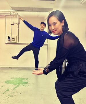 Shiho Watanabe Instagram - 2021年も本当に多くの方にお世話になりました！インタビューや司会の仕事など、アーティストの方から直々にお話を頂くこともあり、取材者としてはとても光栄に感じる瞬間にもたくさん恵まれました。写真はTHA BLUE HERBのILL-BOSSTINOさんとの一枚。BOSSさんとともに2021年を振り返るという動画企画に呼んで頂いたときのもの。 @ultravybe_hiphop さんにも非常にお世話になりました。動画(前後編)はYouTubeのTBHRチャンネルで公開中です。
2022年はもっと大きな視点でヒップホップと社会のことを見つめ、体感していきたいなあとぼんやりと考えています。
皆様、よいお年を🙏🏻🎍
#thablueharb #TBHR #illbostino