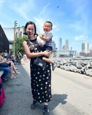 Shiho Watanabe Instagram - 子連れNY旅行、忘れがたい経験に。往復ともに夫とは別のフライトで、ワンオペでロングフライト&入国審査諸々乗り切った。滞在中も子と2人で過ごすことが多く、色々鍛えられました💪🏻大好きなニューヨーク、大好きなブルックリンに息子を連れて行くことができて感無量。HIPHOP50を祝う現場を目撃することが出来て身が引き締まりました。生ジュヴィナイルも最高すぎた！
🗽
Visiting NYC for the 1st time in these FIVE years! These streets definitely made me feel brand-new and big lights still inspired me so much.
It’s was so special for me to bring my son to NYC as well. Witnessing hiphop50 block party meant a lot to me. Blessed.