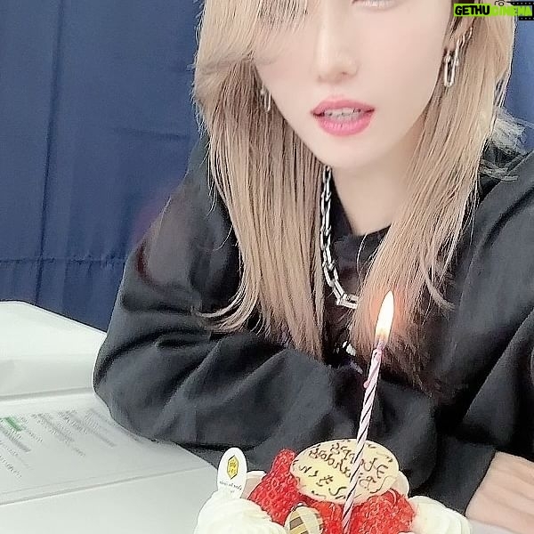 Shiki Aoki - 9.9K Likes - 2024.1.14
my birthday🎂🥳
写真も動画も今日は撮ってないので、先日番組でフライングお祝いしていただいた時の㊗️
本日は誕生日ですが、特別なことは何もせずいつも通りのご飯を食べていつも通りの日常を送りました!
毎年たくさんの方にお祝いしていただけて、じゅうぶんすぎるぐらい贅沢者です
DMでもお祝いのメッセージたくさんありがとうございます!返信は出来ないけど全部見ております🥺🫶
来年もみんな元気でまたこの日を迎えられますように
帰りに自分のためにお花でも買って帰ろうかな!(トイレットペーパーも買います)