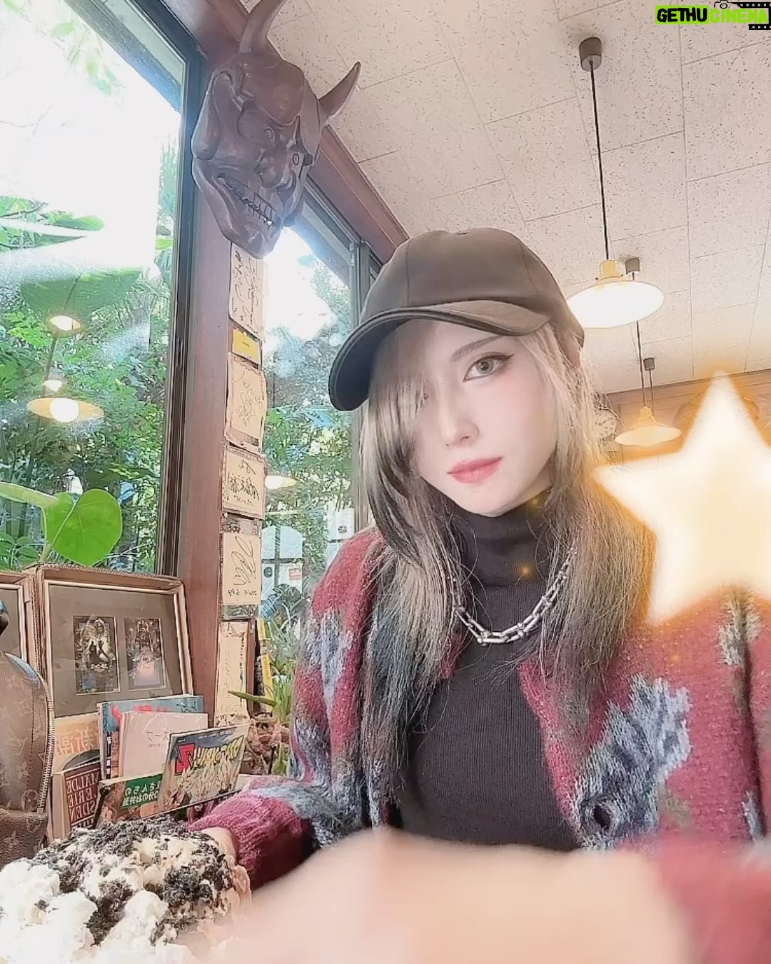 Shiki Aoki - 3.4K Likes - ⚠️時差投稿です⚠️
#甘味処いちょうの木 @kontomoko
12月中旬
現在は終売しているメニューが含まれます🙇
18日から一週間ほどお休みされるらしく、お休み前に食い溜めしておかねば!ということで通い詰める日々
◆オリーブ(26)
一杯目は以前から気になりつつも後回しにしてしまっていたオリーブさん
オリーブの実力は紫芋と玉葱ブルーの中身で既にわかってはいたのですが、メインキャストとして打ち出されているオリーブさんは初
トップのカスタード、オリーブ、ブルーチーズゾーンをまずはひとくち…
見た目はシンプルながらもオリーブの底力にひっくり返りました😭🙏(もちろん脳内で)
美味いのはわかってたけど、これもまた想像以上だった…
カスタードの甘みにブルーチーズのクセとオリーブの塩味がめちゃくちゃマッチしてる
トップにたっぷりオリーブがかかってるんだけど、食べ進めていくとまた更に中からオリーブが…!🫶
どこ食べてもオリーブが出てくるのイイ☝️ちゃんと主人公してる
底はカシスからノンアル変更していただきましたが、アーモンドミルク?ココナッツミルク?
とにかく甘めで少し香ばしさを感じるナッツみのあるソースが
これがまた甘めだったのがわい氏的ドツボでした😭☝️
オリーブがやっぱり塩味寄りの素材だから、甘み欲しかったんだよな〜ってタイミングで底のミルキーな甘さがちゃんとお迎えに来てくれる
比較的シンプルな構成のイメージだったけどドチャクソ好みな一杯でした!!この日の推し氷!
◆ビーツブルー(27)
2杯目は最近出た新作氷3種の中から、気になってきたブルー一族の新入りを
ビーツ自体をちゃんと食べた事なくて「ボルシチの赤いやつ」くらいの認識しかなく、なんなら芋類だと思ってましたスミマセンデシタ
そんな初めてのビーツ体験ですが、ほんのり土っぽさありつつしっかり食感!
ビーツ自体の味の主張は弱めで香る程度って感じだったけど、やっぱり野菜同士だからか玉葱と合う🥹
玉葱の旨みがグッとビーツの良さを引き上げてくれてる感(玉葱最強なのでは?)
そしていつまでもなくブルチが最高に美味い
この日も大きめのブルチの塊に遭遇してベリーハッピー🤤🫶今日の運勢は大吉です!!
途中からのフレークとわさびミルクゾーンで甘さがプラスされて良い味変
底はレモンで甘みより酸味強めだけど、トップから降りてきたココナッツミルクやブルチ、わさびミルクたちと混ざって酸っぱさがマイルドになってとても食べやすいさっぱり味〆な一杯
これもいちょうさんならではの味って感じで、めちゃくちゃ美味しかったです!ビーツ舐めてた…!
◆クリスマスピーカンパイ(28)
一旦ここでお気に入りのリピ氷を挟む作戦
やはりひとくち目からの感動がやばい
甘々パイサクサクナッツザクザク蜂蜜とろとろ最高☝️
まじでピーカンパイ系好きすぎる
甘党的に王道に感動する味に仕上がってる
クリスマスピーカンパイは名前的にこのシーズン限定だと思うので、終わるまでにあと一回は食べたいと思っております
中のラムレーズンもトップの甘々ゾーンに全然負けてなくて程よい酸味
底はココナッツミルク?アーモンドミルク?違ってる可能性大ですが、ミルキーな甘めのソースで前に食べた時とはまた違う味わい😭✨うめぇ!!
美味すぎて食べてる間一生笑顔になってしまう味です
最後まで大好きしかない
◆黒胡麻ブルー(29)
この日は胃袋拡大してるのか4杯目余裕のコンディションだったので、大好きなブルー一族からチョイス
黒胡麻をすりつぶしたつぶつぶの残ったペースト感あるもったりソースがたっぷりかかってます🤤
パルメザンもしっかり感じつつ、ブルチは他のブルー一族より主張控えめに感じたかも?
黒胡麻ソース自体は結構甘さ控えめであっさりなお味で食べやすかったです!罪悪感少なめ!
その分中のわさびミルクが甘めなんだけど、しっかりわさびが香っててこれまた絶妙な塩梅
底は濁り酒からノンアルに変更していただいて、
抹茶?玉露?緑のお茶!!舌ばかですいやせん!!!!多分緑茶っぽい和な風味!
黒胡麻、わさび、そして緑茶〆で和でまとまりつつ、チーズが良い仕事をしてて味を平坦なだけで終わらせない、そんな印象でした☝️
全体的にブルーシリーズではあっさりさっぱりな一杯
4杯目に選んでも重くならずに良きでした🤤🙏
余談ですが、僕はどれをどの順番で食べるかという部分をかなり重視してかき氷をいつも選んでおります
大体3杯〜調子が良ければ4杯食べるので、
1杯目から3杯目、もしくは4杯目までの流れがめちゃくちゃ大事🥺
3杯目の締めはなるべく重めもったり系、なおかつお気に入りの氷で締める傾向があり、
更に4杯目いけるなってコンディションの場合は、3杯目より優先順位の低いお気に入り、もしくは1杯目より優先順位の低かった食べたことのない氷…などなど
とにかく1杯目から最後の1杯までの流れを含めてその日どの氷を食べるか決めてます🫶
これが毎度めちゃくちゃ悩んでて、お店で食べながら決めることも多いんですけどね…
僕にとってかき氷はコース料理と同じ感覚なんだなぁと感じた今日このごろでした
どれも美味しかったです🙇お邪魔しました!
#かき氷