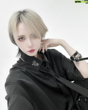 Shiki Aoki Instagram - 最近の髪
ライブの為に前髪切ったので、長さが半端すぎて前髪上げたり分けてることが多いです
前髪伸びるまではメカクレしばらく封印😗
襟足もっと短くしたい暑い

#派手髪 #androgynous #アンドロジナス 
#kinglymask