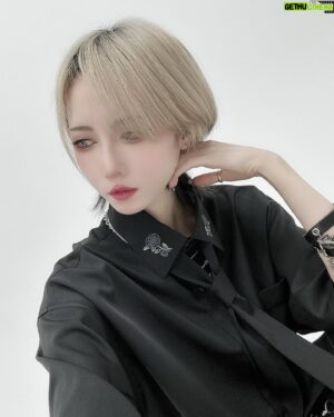 Shiki Aoki Instagram - 最近の髪
ライブの為に前髪切ったので、長さが半端すぎて前髪上げたり分けてることが多いです
前髪伸びるまではメカクレしばらく封印😗
襟足もっと短くしたい暑い

#派手髪 #androgynous #アンドロジナス 
#kinglymask