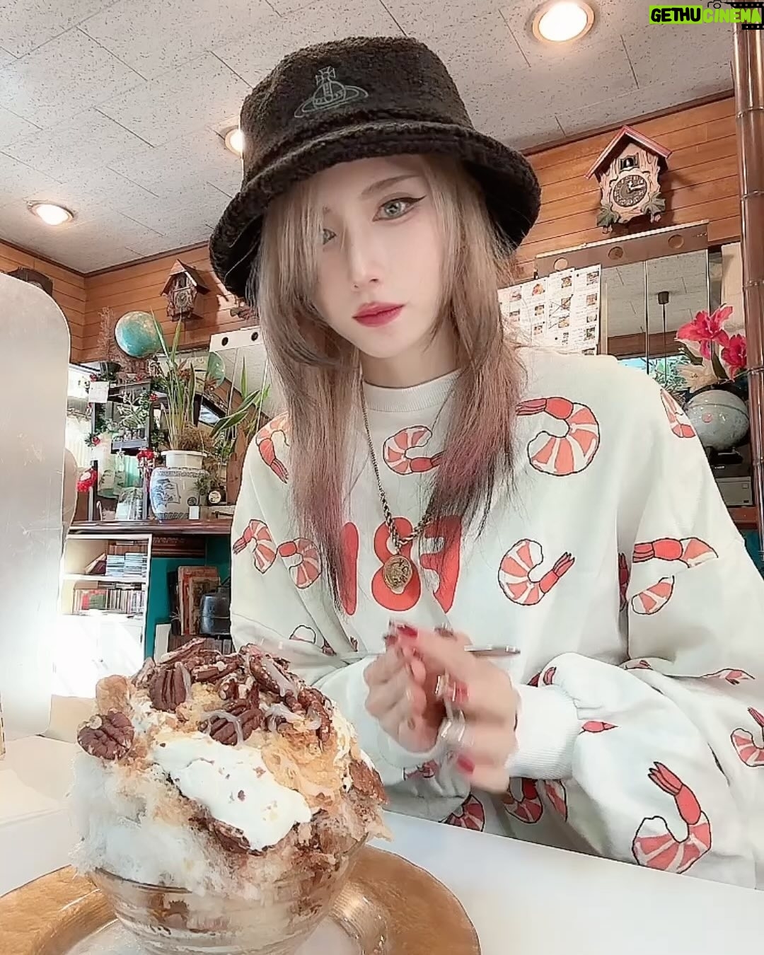 Shiki Aoki - 3.7K Likes - ※2枚目もぐもぐ動画
今回から画像に構成を書き加えてみたよ!
本日も仕事前に #甘味処いちょうの木 @kontomoko さんへ!
食べたいメニューが多すぎてついにわい氏、いちょうさんソロデビュー初戦
悩みに悩み、今回のオーディションを勝ち抜いた方々をご紹介します
◆一杯目はコーヒー練乳ピーカンパイ
本日の大本命はこちら
構成の時点で最強な事が確定している完璧な布陣
パイとかナッツに目がないわい氏、さらに小豆にほうじ茶だと…?
動画を見ていただければわかる通り、一口目の衝撃はメレンゲ菓子を食べた時と同じくらい美味かった…
ナッツの食感とコーヒークリーム、練乳のゾーンがガチで好みすぎて一生飲めるやつ
途中からの小豆がまた良い変化球
あんこじゃなくて小豆なのがポイント
そして底はトップの甘さとは正反対に甘さ控えめ(むしろストレートかも?)な正統派ほうじ茶が口内のもったり感をすっきり締めてくれる
これ絶対リピする☝️
◆2杯目は胡桃ブルー
ブルー一族のどれから攻めるか悩んだが、やはりナッツ好きとして外せなかった(カラメルとか甘い系&クランブルが入ってるのも魅力)
胡桃とチーズ、メープルの組み合わせで不味いわけがないんよ😭🙏
チーズピザ大好きマン、思わずガッツポーズ
チーズピザにたっぷり蜂蜜かけて食べるわいのようなカロリー大好き勢は絶対食べてくれよな!
そして底の赤ワインはノンアルでお願いしたものの、またしても美味すぎて夢中で一気にかきこみ記憶を失ってしまったので何に変更してくださったのか情報がございません使えねーな青木
今後は店主さんに聞けそうなタイミングがあれば忘れず内容を伺いたい所存です
忙しそうでお声がけするのが申し訳なくて聞けない率80%
◆3杯目はわいの嫁、織姫兼ジュリエットのパンプキンカマンベールパイ
やはり「君だけを 君だけを 好きでいたよ」とCLANNADの時を刻む唄が脳内再生される程度に愛してやまない茶器🫖
さっきまで浮気しててすみませんでしたと即手のひらドリルをかましつつ、圧倒的優勝&殿堂入り
期間限定なんてお前…嘘だろ…?
本日唯一のメレンゲ菓子ちゃんでもあります
こいつが絶対かき氷オーダーの貴重な1枠を陣取るから困ってます🤤🫶❤️
◆4杯目はわさびブルー
ブルー一族からの刺客
前回こばちゃんのをつまみ食いさせてもらった味が忘れられず、腹具合は既に怪しかったが「わさびならさっぱりしてそうやしイケるやろ☝️」と勇み足での出陣(対戦よろしくお願いします)
わさびのかき氷ってなに??って思うやん?
コイツ、"ガチ"だから。
わさび単品じゃなくてわさびミルクってとこがポイントなのかな?これがチーズたち&メープルとめちゃくちゃ合うんよ
最高のあまじょっぱ体験がここに
みたらし団子とか味噌クリームとか、そういう系統好きな人は是非食べてみてほしい
わさびだけどツーンとくる感じはなく(寿司でわさび別皿追加オーダーする人間だからかもしれんが)、でもしっかりわさびのピリリ感を感じる絶妙さ
かき氷にわさび入れる発想、ほんまAmazing Grace…🤦
そしてこちら、底はカシスなんだけどアルコールだと気づいてなかったわい氏
ノンアルでお願いするのをうっかり忘れていたのですが…
いつもノンアルでお願いしているので店主さんが覚えててくださったのか、コーヒーに変えてくださってた!!😭🫶
真冬の寒さの中、単身上京して早18?19?年…コンクリートジャングルで思わぬ優しさを感じ、更にいちょうさんと店主さんが好きになりました…あったけぇ…わいのパワースポットやで…
この後撮影だったので時間的にも腹具合的にも3杯が限界かな?と思ってたけど
抑えきれない衝動が無意識に言葉を紡ぎ、「わさびブルー…」と追加オーダー
駄目だこの呪言師、己の術式を制御出来ない
4杯は流石に腹パンだったけど、撮影する頃にはしっかり腹から消えてました😗
メレンゲ菓子系の氷が一個だけだったから4杯いけた感ある
鍛え甲斐があるじゃねぇか、クソザコ胃袋さんよォ
今日も最高の時間でした🙇お邪魔しました!
#かき氷
#かきごおりすと
#かきごーらー
#いちょうの木