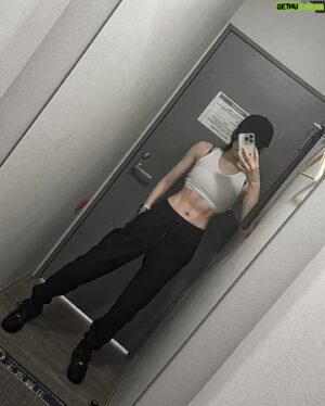 Shiki Aoki Instagram - 最近の筋肉記録😗
トレーニング開始から11ヶ月経ちました！
まだ筋トレ一年生のひよっ子ですが、貧弱なりにマイペースで重量を増やし、食トレをして筋トレ生活楽しんでます☺️
トレーニング始めて1周年記念を迎えたら、なんか記念日飯を食べようと計画中
新大久保食べ歩きかな〜〜〜〜〜
オススメの都内近郊グルメあったら教えてください！

#筋トレ 
#腹筋 
#腹筋割りたい 
#派手髪 #androgynous #アンドロジナス