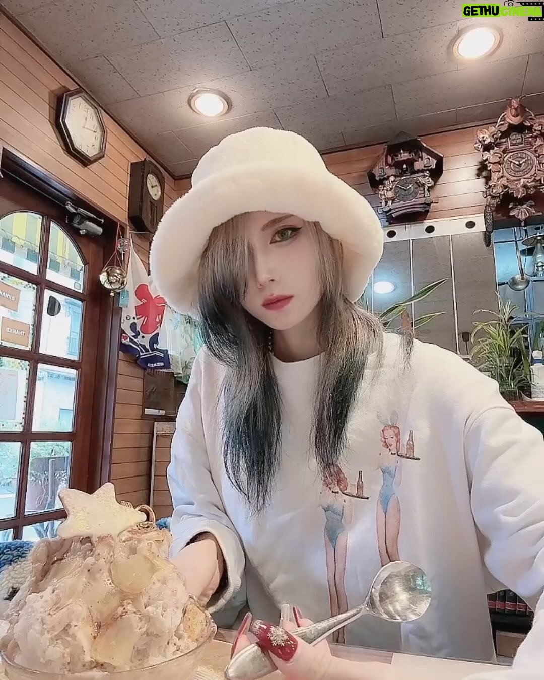 Shiki Aoki - 3.5K Likes - ⚠️時差投稿です⚠️
もはやインスタが氷アカウントと化しそうですが、この日もソロ活行ってまいりました
#甘味処いちょうの木 @kontomoko さん🍧
まず私事で恐縮ですが、12月26日(火)19時から放送の#さんま御殿 年末特大4時間SPに出演させていただきます!
8月に出演させていただいたばかりだったので、すぐにまた呼んでいただけるとは思っておらず…(というか自己肯定感地面にめり込んでるので、絶対に二度と呼んでもらえないだろうなとか思ってた)
ありがたい限りです
青木に興味がない方も、かき氷から青木を知ってくださった方もよろしければ是非ご覧ください🙇
ちなみにこのさんま御殿の収録直前もいちょうさんでかき氷食べてました…🤤🙏思い出のかき氷になった…
ということでまたしても新作氷が発表されていたのですが、新作にいきたい気持ちをぐっとこらえてこの日は大好きなリピ氷責めでいく!と決めておりました
決意は揺らぐことなく(いや新作みてちょっと揺らいだけど)選んだ三杯はこちら
◆シュトーレン(23)
先日食べた時に味わった生姜スライスの衝撃をもう一度確かめに、初戦指名
①メレンゲとトップにかかったキラキラの謎のアレを動画に納めること
②生姜スライスは調味してあるのか否かを確かめること
の2点をマストオーダーに掲げ、いざ実食
キラキラの謎のアレは動画じゃ伝えきれない😭生で見ないとわからないファンシーさなんよ…(動画は1番最後に載せてます!)
この日は初めて食べた時よりしっかり胡桃を感じられてより一層味の深み増した感がありました
初回は生姜に意識持っていかれすぎてたから冷静に食べる為にもリピートは必要な行為なのかもしれない
肝心の生姜スライスですが、生姜だけピックアップしてなるべく味わって食べてみたんだけど…
僕のあまりあてにならない舌の感覚では調味してないかも?という印象でした!
そもそも何か味をつける為にソースに浸したりなんだりで手を加えたら、あのサクサク食感にはならないのかも?と思ったり
結局のところ調味しててもしてなくても美味いことに変わりなし🤤🙏
底がこの日は多分チョコソースっぽくて(違ったらすみません🙇)前回とは違って甘々なまま完食まで到達するので、
甘党なわいはめちゃくちゃ嬉しかった…🥹🫶
底が前回と同じでも美味しいのは勿論なんだけど、ノンアルお任せ変更だとこうやって底が変わることもあるからリピートはこういう喜びもあるんやね…
◆紫芋と玉葱ブルー(24)
続いて2杯目はもう何回連続で食うんや!というこちら
もう完全に中毒です、はい。
禁断症状で気がついたら毎日摂取したくなってるやべー氷
もうこいつの事はこれからやべー氷と呼んでいくことにする(わいの中でしか通用せんのよ☝️)
この日はめちゃくちゃ大きなブルーチーズの塊が入ってて、ひとりで勝手に大吉引いたぐらいテンション上がってました
ブルチの巨大塊…お前だけ愛する…
オリーブソースゾーンでほんのり塩気を感じつつ、
カマンベールカラメルのほろ苦甘さが最高の組み合わせ
正直嫁と並ぶくらい、こんなにもお前に夢中になるなんて思ってもみなかったぜ…🥹
特にこの日はゆっくり味わいながら食べました
この子も嫁も、いつかメニューからなくなる日が来るんだよね…
今当たり前の様に在る全ての存在は当たり前なんかじゃなくて、
今僕の日常の中に存在してくれることに感謝しながら生きようと、僕はこの氷に教えられた気がします
無駄に壮大な話になってきました
◆パンプキンカマンベールパイ(25)
そしてリピ氷祭り開催といえば外せないこちら
やっぱり『嫁』なんだよなぁ…🤦
安定感がレベチ
構成の好み&メレンゲ菓子もたくさん食べられる贅沢セット
いちょうさん来たら絶対ひとつはメレンゲ菓子乗ってるやつ食べたいなって思ってるんだけど、毎回メレンゲ菓子足りない!!おかわり!って思うほど美味いので
メレンゲ菓子をたっぷり食べたい時にもぴったりの一杯です
底のオレオに辿り着くとまたハッピーな気持ちが倍増するお菓子中毒🍪
重そうな構成なのにわい的には全然重くなくて、
むしろ本当に全部が美味しすぎるから2杯食いたいくらい愛してる
いつも食べ終わるときに寂しくなっちゃうんだよなぁ😭もうなくなるよ〜って
この日はリピ氷祭りを開催したので、全員が優勝☝️
普段からお気に入りばかりずっと食べ続ける人間なので、同じのばっかり食べてて飽きない?ってよく言われるんだけど
いちょうさんの氷は特に「いつなくなるかわからない」っていうオプションがあるので余計に何度も食べておきたくなるんだよね🥺
なくなってからもっと食べとくんだった…って後悔したくないので、あるうちになるべくお気に入りはリピートする
でもこんなにも「お気に入り以外の新しい味も食べてみたい!」って思わせてくれるのはいちょうさんだからだなぁ
まだまだわいの知らない味がいっぱい眠っているお店です
胃袋がもっとデカければ…😭10杯くらい食べたいよ〜!
あといつかいちょうさんの可愛いおみやげお菓子シリーズにも出逢ってみたいですね…🤤
何度食べても感動する味でした🙇お邪魔しました!
#かき氷
#かきごおりすと
#かきごーらー