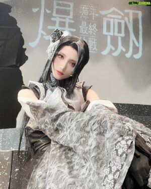 Shiki Aoki Instagram - #爆剣 
静御前、そして創造主、システム代行者として駆け抜けた6日間
楽しかったなぁ😭

朗読劇はあったけどガチの舞台はキューティーハニーぶりで、
更に今回はアイマスライブとスケジュールが被りまくってるという僕にしてはかなり挑戦的なスケジュールでの舞台でした
いままでの僕だったらこんなタイトなスケジュールだったら舞台のお仕事は受けてなかったと思うけど、
これは僕なりの今年の挑戦のひとつでした

昨年に機能性発声障害、強迫性障害を患ってから、人前で喋ったりお芝居をすることにかなり恐怖心がありました
決まってた仕事も全部降りて、廃業も本気で視野にいれていた去年末
それでもやっぱりお芝居が好きで、この仕事が好きだから辞めたくなかった
通院して今ではほぼ完治と言って良いくらいまでに復活して、
弱い自分に負けたくなくて始めた筋トレ
トレーニングでメンタルも前向きになったのか、自分のキャパの限界に挑戦してみたくなった結果が今回の無謀スケジュール(笑)
稽古期間中はトレーニングと減量にプラスしてライブのダンスレッスンに普段の仕事にまさかのインフルエンザまで重なって、
一時は本気で無理なんじゃないかと思った
粗通し一回のみで、ちゃんとした通し稽古や衣裳付き通しをせずに公演初日を迎えたのは爆剣が初めてです(笑)
初めてだらけの今回の舞台だったけど、
周りの皆さんが本当にプロフェッショナルな方々の集まりで…
自分がちゃんと出来るかの不安はあれど、共演者の皆さんへの信頼というか安心感のおかげでとても救われました
とくに男性陣が全員殺陣が上手すぎてめちゃくちゃかっこいい😭🙏
短い稽古期間であんなばちばちに殺陣やれるの本当に尊敬しかない
見てると僕も殺陣またちゃんと練習して出来るようになりたいな〜って思うし、
共演者だけど役者として尊敬できてファンになった方もいるので本当に勉強になったし良い経験をさせてもらえた舞台でした
稽古期間中、あんま参加出来なかったのもあるけどもっとみんなと交流したかったな…😢終わってしまうともう会う機会が全然ないのでとても寂しい

そして今回の舞台は当て書きとのことで…
ヨコオさんのなかの僕のイメージってどんな！？wって頭の中がハテナでいっぱいなんだけど…(笑)
多分人間味の薄い無機質なイメージなのかな？
黒幕というか、悪役を任せていただけて光栄の極みです。悪役大好き
いつか頭がトチ狂った役を是非お願いします🙏

舞台って稽古中は本当に毎回しんどくて、
2度と舞台やんねぇ！とか思いながら過ごすんだけど
本番迎えて、お芝居を見てもらえて感想をもらえて、
お芝居をしてると最高に楽しくて
やって良かったなぁ、また舞台に立ちたいなぁって毎回思う
なんだかんだ、やっぱ芝居が好きなんだな、僕は。
スケジュール的になかなか舞台のお仕事が受けられなくなってきてるから、
毎回これが最後の舞台かもって思いながら板の上に立ってる
決して安いチケット代ではないから、気軽に見にきてとは言えないけど
もし少しでも興味あったら、まだ舞台に立たせてもらえる機会があるうちに一度でも良いから生のお芝居を見にきてもらえたら嬉しいです

改めて、ご来場ご視聴ありがとうございました！