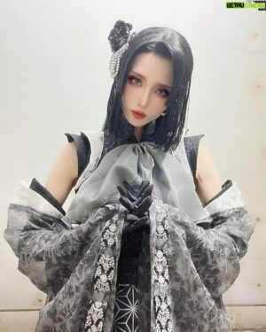 Shiki Aoki Instagram - #爆剣 
静御前、そして創造主、システム代行者として駆け抜けた6日間
楽しかったなぁ😭

朗読劇はあったけどガチの舞台はキューティーハニーぶりで、
更に今回はアイマスライブとスケジュールが被りまくってるという僕にしてはかなり挑戦的なスケジュールでの舞台でした
いままでの僕だったらこんなタイトなスケジュールだったら舞台のお仕事は受けてなかったと思うけど、
これは僕なりの今年の挑戦のひとつでした

昨年に機能性発声障害、強迫性障害を患ってから、人前で喋ったりお芝居をすることにかなり恐怖心がありました
決まってた仕事も全部降りて、廃業も本気で視野にいれていた去年末
それでもやっぱりお芝居が好きで、この仕事が好きだから辞めたくなかった
通院して今ではほぼ完治と言って良いくらいまでに復活して、
弱い自分に負けたくなくて始めた筋トレ
トレーニングでメンタルも前向きになったのか、自分のキャパの限界に挑戦してみたくなった結果が今回の無謀スケジュール(笑)
稽古期間中はトレーニングと減量にプラスしてライブのダンスレッスンに普段の仕事にまさかのインフルエンザまで重なって、
一時は本気で無理なんじゃないかと思った
粗通し一回のみで、ちゃんとした通し稽古や衣裳付き通しをせずに公演初日を迎えたのは爆剣が初めてです(笑)
初めてだらけの今回の舞台だったけど、
周りの皆さんが本当にプロフェッショナルな方々の集まりで…
自分がちゃんと出来るかの不安はあれど、共演者の皆さんへの信頼というか安心感のおかげでとても救われました
とくに男性陣が全員殺陣が上手すぎてめちゃくちゃかっこいい😭🙏
短い稽古期間であんなばちばちに殺陣やれるの本当に尊敬しかない
見てると僕も殺陣またちゃんと練習して出来るようになりたいな〜って思うし、
共演者だけど役者として尊敬できてファンになった方もいるので本当に勉強になったし良い経験をさせてもらえた舞台でした
稽古期間中、あんま参加出来なかったのもあるけどもっとみんなと交流したかったな…😢終わってしまうともう会う機会が全然ないのでとても寂しい

そして今回の舞台は当て書きとのことで…
ヨコオさんのなかの僕のイメージってどんな！？wって頭の中がハテナでいっぱいなんだけど…(笑)
多分人間味の薄い無機質なイメージなのかな？
黒幕というか、悪役を任せていただけて光栄の極みです。悪役大好き
いつか頭がトチ狂った役を是非お願いします🙏

舞台って稽古中は本当に毎回しんどくて、
2度と舞台やんねぇ！とか思いながら過ごすんだけど
本番迎えて、お芝居を見てもらえて感想をもらえて、
お芝居をしてると最高に楽しくて
やって良かったなぁ、また舞台に立ちたいなぁって毎回思う
なんだかんだ、やっぱ芝居が好きなんだな、僕は。
スケジュール的になかなか舞台のお仕事が受けられなくなってきてるから、
毎回これが最後の舞台かもって思いながら板の上に立ってる
決して安いチケット代ではないから、気軽に見にきてとは言えないけど
もし少しでも興味あったら、まだ舞台に立たせてもらえる機会があるうちに一度でも良いから生のお芝居を見にきてもらえたら嬉しいです

改めて、ご来場ご視聴ありがとうございました！
