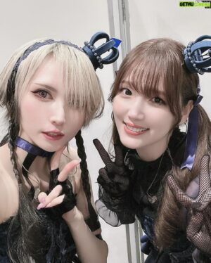 Shiki Aoki Instagram - #cg_unittour 大阪！ありがとうございました！
ダークイルミネイトとして出演させていただきました！
ダークイルミネイトの二宮飛鳥の為だけに作られた衣装🥺🫶良すぎ〜〜〜！
衣装さんにはいつもとんでもなく素敵な衣装を用意していただいて感謝の極みです🙇
ヘアアクセとかの細かいところまで本当にこだわっていただいて…😭
4枚目、USJが見えたんだけど全然映ってないし外の爽やかさがここまで似合わない人いる？ってぐらいお日様の下が似合いません🫤
そして我が片翼と…⚔️Twitterに載せたのとは別バージョンのお写真！
大阪公演の皆さんとの時間は、青木的にとても居心地が良くて終始のんびり楽しい空気感のツアーでした！！
次は福岡だ〜😚楽しんでね〜！

#ダークイルミネイト #アイドルマスターシンデレラカールズ