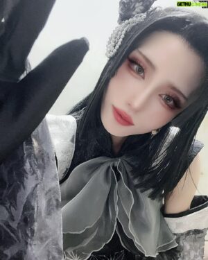Shiki Aoki Instagram - #爆剣 
静御前、そして創造主、システム代行者として駆け抜けた6日間
楽しかったなぁ😭

朗読劇はあったけどガチの舞台はキューティーハニーぶりで、
更に今回はアイマスライブとスケジュールが被りまくってるという僕にしてはかなり挑戦的なスケジュールでの舞台でした
いままでの僕だったらこんなタイトなスケジュールだったら舞台のお仕事は受けてなかったと思うけど、
これは僕なりの今年の挑戦のひとつでした

昨年に機能性発声障害、強迫性障害を患ってから、人前で喋ったりお芝居をすることにかなり恐怖心がありました
決まってた仕事も全部降りて、廃業も本気で視野にいれていた去年末
それでもやっぱりお芝居が好きで、この仕事が好きだから辞めたくなかった
通院して今ではほぼ完治と言って良いくらいまでに復活して、
弱い自分に負けたくなくて始めた筋トレ
トレーニングでメンタルも前向きになったのか、自分のキャパの限界に挑戦してみたくなった結果が今回の無謀スケジュール(笑)
稽古期間中はトレーニングと減量にプラスしてライブのダンスレッスンに普段の仕事にまさかのインフルエンザまで重なって、
一時は本気で無理なんじゃないかと思った
粗通し一回のみで、ちゃんとした通し稽古や衣裳付き通しをせずに公演初日を迎えたのは爆剣が初めてです(笑)
初めてだらけの今回の舞台だったけど、
周りの皆さんが本当にプロフェッショナルな方々の集まりで…
自分がちゃんと出来るかの不安はあれど、共演者の皆さんへの信頼というか安心感のおかげでとても救われました
とくに男性陣が全員殺陣が上手すぎてめちゃくちゃかっこいい😭🙏
短い稽古期間であんなばちばちに殺陣やれるの本当に尊敬しかない
見てると僕も殺陣またちゃんと練習して出来るようになりたいな〜って思うし、
共演者だけど役者として尊敬できてファンになった方もいるので本当に勉強になったし良い経験をさせてもらえた舞台でした
稽古期間中、あんま参加出来なかったのもあるけどもっとみんなと交流したかったな…😢終わってしまうともう会う機会が全然ないのでとても寂しい

そして今回の舞台は当て書きとのことで…
ヨコオさんのなかの僕のイメージってどんな！？wって頭の中がハテナでいっぱいなんだけど…(笑)
多分人間味の薄い無機質なイメージなのかな？
黒幕というか、悪役を任せていただけて光栄の極みです。悪役大好き
いつか頭がトチ狂った役を是非お願いします🙏

舞台って稽古中は本当に毎回しんどくて、
2度と舞台やんねぇ！とか思いながら過ごすんだけど
本番迎えて、お芝居を見てもらえて感想をもらえて、
お芝居をしてると最高に楽しくて
やって良かったなぁ、また舞台に立ちたいなぁって毎回思う
なんだかんだ、やっぱ芝居が好きなんだな、僕は。
スケジュール的になかなか舞台のお仕事が受けられなくなってきてるから、
毎回これが最後の舞台かもって思いながら板の上に立ってる
決して安いチケット代ではないから、気軽に見にきてとは言えないけど
もし少しでも興味あったら、まだ舞台に立たせてもらえる機会があるうちに一度でも良いから生のお芝居を見にきてもらえたら嬉しいです

改めて、ご来場ご視聴ありがとうございました！