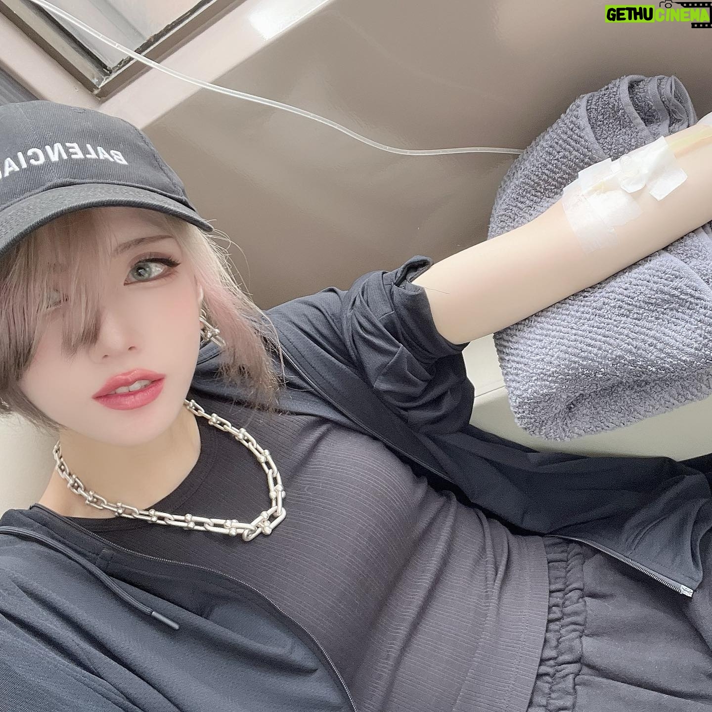 Shiki Aoki - 4.4K Likes - #爆剣 舞台全公演無事終了しました!
ご来場、ご視聴ありがとうございました…!
感想はまた別で詳しく語ります
そして舞台後、2週間ぶりの美容点滴へ
新宿美容内科医療クリニックさん @biyonai_official で、疲労回復や舞台メイクでの肌の疲れ、そして安定の美白の為にてんこもりメニューでお願いしました🥺🙏
白玉1000mg
強力ネオミノファーゲンシー
グルタチオン
ビタミンB1
シーパラ
ダイビタ
をまぜまぜ
ライブと舞台で1週間以上毎日厚化粧だったから肌がお疲れです😭
栄養摂取〜〜〜〜☝️
いつもありがとうございます!
そしてジムトレ後は2ヶ月ぶりくらいのシーシャ😭🙏さいこ〜〜〜〜
癒やしDAYでした…
シーシャでは完全に顔ファンの美女にも会えたしまじで良い日だ…
トレーニング出来ることの喜びを噛み締めてます
ハイフとかポテンツァ?とかもやってみたい🤔年に抗っていくぞ
#美容点滴 #シーシャ