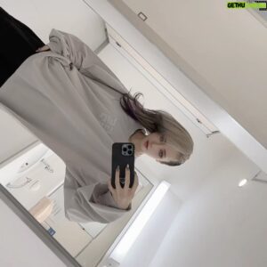 Shiki Aoki Instagram - 先日の自分の冠番組でのヘアメ☝️
刈り上げちょっと長くなっちゃったけど、片方に纏めて少し動きつけてもらったこういう雰囲気の髪型がなんだかんだ1番好き😚
2枚目は夜遅くて誰もおらんトイレの自撮り
なんかトイレの照明って盛れるよね？わいだけ？？？