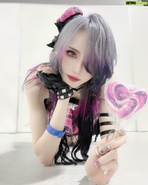 Shiki Aoki Instagram - クソ長いし重いし何目線やねん偉そうに！って思われかねないけど愛を叫ぶこの公演で「二宮飛鳥」というアイドルとひとりの少女について、どうしても僕が伝えたかった気持ちを綴りました。

8周年の記念すべきステージと楽曲に飛鳥さんが選ばれたこと、本当に嬉しくて感謝の気持ちでいっぱいです！
しかも愛がテーマのラブリーでロックな公演！楽曲！
中の人はラブリーとは無縁ではありますが、飛鳥さんは違いますよ。
今まで何度も言ってきた「二宮飛鳥は14歳の可愛い少女」であるということ。
これは僕がオーディションに受かって、1番初めにボイス収録をした際に音響監督さんに念押しされた大事な柱のひとつです。
飛鳥さんの声を録るとき、その意識を何よりも大事にしてきましたし、今も僕の意識はそこから変わってません。

シンデレラガールズやアイドルたちの成長と共に、求められる形が少しずつ変わって、
最近は「カッコいい二宮飛鳥」を求められる機会が昔よりも多くなった印象がありますが、
二宮飛鳥はカッコいいだけのアイドルじゃないということを魅せたかった僕にとっては今回のラブリーロックな公演は本当に嬉しいステージでした。
プロデューサーはもちろんカッコいい飛鳥さんも大好きだと思いますが、乙女で可愛いところがたくさんある14歳の少女らしい飛鳥さんをもっと見たいと望んでるプロデューサーがいることもちゃんとわかってます。
ただ僕は声帯の一部に過ぎないので、カッコいい飛鳥でボイスや歌を求められればできる限りのカッコいい飛鳥さんになるようにお力添えすることしかできず。
ゲネで初めてラブレターを歌った時、せっかくの可愛い楽曲だからどこかで少しでも昔みたいな14歳らしい可愛らしさを出したいなという欲を出して、飛鳥なりの「可愛い」で歌ってみたのですが、
「可愛く歌うより飛鳥っぽく斜に構えてカッコいいドヤ感で歌って欲しい」というディレクションをいただき、
やっぱり可愛く歌うのは求められてないのかな…と悩んだりもしました。
でもやっぱり二宮飛鳥はカッコいいだけのアイドルじゃないというところをどうしても表現したかったので、
歌い方はちょっと気取りつつも、声のトーンを初期の頃寄りのイメージで可愛い寄り(当社比)にして、Dメロなんかは特にPへ見せるちょっとした照れ感とかも意識しながら歌ってみたりしました。
僕の拙い表現力じゃ全然かもしれないけど、少しでもキュートな飛鳥さんが伝わってたらいいな。
声優の仕事って、基本的にはディレクションに従ってお芝居をするものだからあんまり役者自身の意思を出せない部分もあったりすると思うんだけど、
せっかくのラブリーな公演なんだから少しくらい可愛さを強調しても許されるよ…ね…？
中の人的には可愛いのが似合わないので可愛く振る舞うしんどさはあるけど、飛鳥さんは可愛いもカッコいいもなんでも纏えちゃうアイドルだから、
飛鳥さんのお陰で2日間やり切れたラブレターでした💌

あと、2日目のご挨拶MCでのキャラ台詞は、
普段直接的な言葉で気持ちを伝えない飛鳥さんだからこそ、
この「愛を叫ぶ」コンセプトの公演ではしっかり言葉にしてプロデューサーへの愛を伝えたかったんだよね。
こんな機会滅多にないだろうから🥺
もちろん飛鳥さんの歌う表題曲の無限L∞PだLOVE♡のフレーズとかけてる台詞でもあるよ！
ソロバージョンもいつかきっと出ることを祈ってます…！めちゃくちゃレコーディング楽しかったんよ！😚🫶

飛鳥さんに限らずどのアイドルちゃんも色んな表情があって、色んな魅力があって、色んな一面があるからこそ、
たまに自分の思ってた解釈と違ったり、自分がプロデュースしてたアイドル像と離れてしまうことがあるかもしれないけど、
それだけみんなが無限の可能性と表現力を秘めたどんな色にもなれる最高のアイドルだっていう証明でもあると僕は思ってます。
ステージに立つ度に新しい可能性をみせてくれるアイドルたちと、アイドルを支えてくれるプロデューサーに感謝の気持ちしかねぇ！𝑩𝑰𝑮 𝑳𝑶𝑽𝑬______

(あとトワスカへのクソ重デカ感情について語り出すとまじで長くなりすぎるのでまた別の機会で語らせて…今回の公演のDAY2のトワスカでガチ泣きかけて危なかった😭)