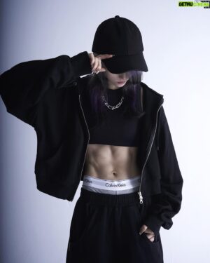 Shiki Aoki Instagram - Twitterにも載せたけどこっちにも😚

あと数日で大事な撮影も終了なので、減量終わりということもあって記念に撮っていただきました！
今後は今のところ減量予定ないから、ちょっとずつぷにぷにに戻っていくと思う🤤かなしいなぁ腹筋維持出来るといいなぁ
しかしながら理想の見た目に近づこうとすればするほど、人間らしい生活と健康は遠のいてしまうのでほどほどに。
最後の1枚はこの4ヶ月で痩せたおじちゃん😚見比べてみて〜！

インスタ見てるとダイエットやボディメイクを自己流で頑張ってる方たくさんオススメに出てきてついつい見てしまうんだけど、
中にはとんでもなく低い摂取カロリー設定にしてたりとか、PFCバランスがあまりにも悪い食事してたりとか、
とにかくそのまま続けたら身体壊すよ😢って思ってしまうごはんで生活してる方がたくさん居て他人事ながら心配になってしまいます
昔の自分を見てるみたいでちょっとつらくなった
みんな、健康を第一にボディメイクして、美味しくごはん食べような！