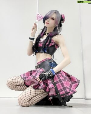 Shiki Aoki Instagram - クソ長いし重いし何目線やねん偉そうに！って思われかねないけど愛を叫ぶこの公演で「二宮飛鳥」というアイドルとひとりの少女について、どうしても僕が伝えたかった気持ちを綴りました。

8周年の記念すべきステージと楽曲に飛鳥さんが選ばれたこと、本当に嬉しくて感謝の気持ちでいっぱいです！
しかも愛がテーマのラブリーでロックな公演！楽曲！
中の人はラブリーとは無縁ではありますが、飛鳥さんは違いますよ。
今まで何度も言ってきた「二宮飛鳥は14歳の可愛い少女」であるということ。
これは僕がオーディションに受かって、1番初めにボイス収録をした際に音響監督さんに念押しされた大事な柱のひとつです。
飛鳥さんの声を録るとき、その意識を何よりも大事にしてきましたし、今も僕の意識はそこから変わってません。

シンデレラガールズやアイドルたちの成長と共に、求められる形が少しずつ変わって、
最近は「カッコいい二宮飛鳥」を求められる機会が昔よりも多くなった印象がありますが、
二宮飛鳥はカッコいいだけのアイドルじゃないということを魅せたかった僕にとっては今回のラブリーロックな公演は本当に嬉しいステージでした。
プロデューサーはもちろんカッコいい飛鳥さんも大好きだと思いますが、乙女で可愛いところがたくさんある14歳の少女らしい飛鳥さんをもっと見たいと望んでるプロデューサーがいることもちゃんとわかってます。
ただ僕は声帯の一部に過ぎないので、カッコいい飛鳥でボイスや歌を求められればできる限りのカッコいい飛鳥さんになるようにお力添えすることしかできず。
ゲネで初めてラブレターを歌った時、せっかくの可愛い楽曲だからどこかで少しでも昔みたいな14歳らしい可愛らしさを出したいなという欲を出して、飛鳥なりの「可愛い」で歌ってみたのですが、
「可愛く歌うより飛鳥っぽく斜に構えてカッコいいドヤ感で歌って欲しい」というディレクションをいただき、
やっぱり可愛く歌うのは求められてないのかな…と悩んだりもしました。
でもやっぱり二宮飛鳥はカッコいいだけのアイドルじゃないというところをどうしても表現したかったので、
歌い方はちょっと気取りつつも、声のトーンを初期の頃寄りのイメージで可愛い寄り(当社比)にして、Dメロなんかは特にPへ見せるちょっとした照れ感とかも意識しながら歌ってみたりしました。
僕の拙い表現力じゃ全然かもしれないけど、少しでもキュートな飛鳥さんが伝わってたらいいな。
声優の仕事って、基本的にはディレクションに従ってお芝居をするものだからあんまり役者自身の意思を出せない部分もあったりすると思うんだけど、
せっかくのラブリーな公演なんだから少しくらい可愛さを強調しても許されるよ…ね…？
中の人的には可愛いのが似合わないので可愛く振る舞うしんどさはあるけど、飛鳥さんは可愛いもカッコいいもなんでも纏えちゃうアイドルだから、
飛鳥さんのお陰で2日間やり切れたラブレターでした💌

あと、2日目のご挨拶MCでのキャラ台詞は、
普段直接的な言葉で気持ちを伝えない飛鳥さんだからこそ、
この「愛を叫ぶ」コンセプトの公演ではしっかり言葉にしてプロデューサーへの愛を伝えたかったんだよね。
こんな機会滅多にないだろうから🥺
もちろん飛鳥さんの歌う表題曲の無限L∞PだLOVE♡のフレーズとかけてる台詞でもあるよ！
ソロバージョンもいつかきっと出ることを祈ってます…！めちゃくちゃレコーディング楽しかったんよ！😚🫶

飛鳥さんに限らずどのアイドルちゃんも色んな表情があって、色んな魅力があって、色んな一面があるからこそ、
たまに自分の思ってた解釈と違ったり、自分がプロデュースしてたアイドル像と離れてしまうことがあるかもしれないけど、
それだけみんなが無限の可能性と表現力を秘めたどんな色にもなれる最高のアイドルだっていう証明でもあると僕は思ってます。
ステージに立つ度に新しい可能性をみせてくれるアイドルたちと、アイドルを支えてくれるプロデューサーに感謝の気持ちしかねぇ！𝑩𝑰𝑮 𝑳𝑶𝑽𝑬______

(あとトワスカへのクソ重デカ感情について語り出すとまじで長くなりすぎるのでまた別の機会で語らせて…今回の公演のDAY2のトワスカでガチ泣きかけて危なかった😭)