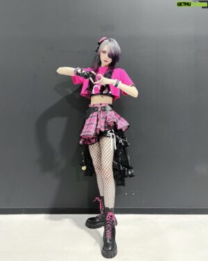 Shiki Aoki Instagram - クソ長いし重いし何目線やねん偉そうに！って思われかねないけど愛を叫ぶこの公演で「二宮飛鳥」というアイドルとひとりの少女について、どうしても僕が伝えたかった気持ちを綴りました。

8周年の記念すべきステージと楽曲に飛鳥さんが選ばれたこと、本当に嬉しくて感謝の気持ちでいっぱいです！
しかも愛がテーマのラブリーでロックな公演！楽曲！
中の人はラブリーとは無縁ではありますが、飛鳥さんは違いますよ。
今まで何度も言ってきた「二宮飛鳥は14歳の可愛い少女」であるということ。
これは僕がオーディションに受かって、1番初めにボイス収録をした際に音響監督さんに念押しされた大事な柱のひとつです。
飛鳥さんの声を録るとき、その意識を何よりも大事にしてきましたし、今も僕の意識はそこから変わってません。

シンデレラガールズやアイドルたちの成長と共に、求められる形が少しずつ変わって、
最近は「カッコいい二宮飛鳥」を求められる機会が昔よりも多くなった印象がありますが、
二宮飛鳥はカッコいいだけのアイドルじゃないということを魅せたかった僕にとっては今回のラブリーロックな公演は本当に嬉しいステージでした。
プロデューサーはもちろんカッコいい飛鳥さんも大好きだと思いますが、乙女で可愛いところがたくさんある14歳の少女らしい飛鳥さんをもっと見たいと望んでるプロデューサーがいることもちゃんとわかってます。
ただ僕は声帯の一部に過ぎないので、カッコいい飛鳥でボイスや歌を求められればできる限りのカッコいい飛鳥さんになるようにお力添えすることしかできず。
ゲネで初めてラブレターを歌った時、せっかくの可愛い楽曲だからどこかで少しでも昔みたいな14歳らしい可愛らしさを出したいなという欲を出して、飛鳥なりの「可愛い」で歌ってみたのですが、
「可愛く歌うより飛鳥っぽく斜に構えてカッコいいドヤ感で歌って欲しい」というディレクションをいただき、
やっぱり可愛く歌うのは求められてないのかな…と悩んだりもしました。
でもやっぱり二宮飛鳥はカッコいいだけのアイドルじゃないというところをどうしても表現したかったので、
歌い方はちょっと気取りつつも、声のトーンを初期の頃寄りのイメージで可愛い寄り(当社比)にして、Dメロなんかは特にPへ見せるちょっとした照れ感とかも意識しながら歌ってみたりしました。
僕の拙い表現力じゃ全然かもしれないけど、少しでもキュートな飛鳥さんが伝わってたらいいな。
声優の仕事って、基本的にはディレクションに従ってお芝居をするものだからあんまり役者自身の意思を出せない部分もあったりすると思うんだけど、
せっかくのラブリーな公演なんだから少しくらい可愛さを強調しても許されるよ…ね…？
中の人的には可愛いのが似合わないので可愛く振る舞うしんどさはあるけど、飛鳥さんは可愛いもカッコいいもなんでも纏えちゃうアイドルだから、
飛鳥さんのお陰で2日間やり切れたラブレターでした💌

あと、2日目のご挨拶MCでのキャラ台詞は、
普段直接的な言葉で気持ちを伝えない飛鳥さんだからこそ、
この「愛を叫ぶ」コンセプトの公演ではしっかり言葉にしてプロデューサーへの愛を伝えたかったんだよね。
こんな機会滅多にないだろうから🥺
もちろん飛鳥さんの歌う表題曲の無限L∞PだLOVE♡のフレーズとかけてる台詞でもあるよ！
ソロバージョンもいつかきっと出ることを祈ってます…！めちゃくちゃレコーディング楽しかったんよ！😚🫶

飛鳥さんに限らずどのアイドルちゃんも色んな表情があって、色んな魅力があって、色んな一面があるからこそ、
たまに自分の思ってた解釈と違ったり、自分がプロデュースしてたアイドル像と離れてしまうことがあるかもしれないけど、
それだけみんなが無限の可能性と表現力を秘めたどんな色にもなれる最高のアイドルだっていう証明でもあると僕は思ってます。
ステージに立つ度に新しい可能性をみせてくれるアイドルたちと、アイドルを支えてくれるプロデューサーに感謝の気持ちしかねぇ！𝑩𝑰𝑮 𝑳𝑶𝑽𝑬______

(あとトワスカへのクソ重デカ感情について語り出すとまじで長くなりすぎるのでまた別の機会で語らせて…今回の公演のDAY2のトワスカでガチ泣きかけて危なかった😭)