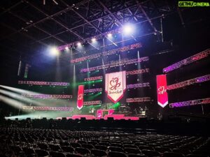 Shiki Aoki Instagram - 『THE IDOLM@STER CINDERELLA GIRLS Shout out Live!!!』
全公演無事終演しました！

衣装がどんなものかもわからない状態だったけど筋肉が見えなくとも身体を仕上げるに越したことはない！と思ってライブに向けてトレーニングの方向性を決め、
食事管理もして、
衣装が決まった時は「お腹も肩も出てるやん！！」って喜んだ思い出☺️
筋トレ自体はライブの為に始めたわけではないけど、こうやって好きで始めたことが仕事にも生かされてくると本当にやっててよかったなぁと思える
特に自分で1番感じたのは腹筋とか三頭筋とか筋肉の見た目は勿論だけど、
何よりもめちゃくちゃ体力がついたってこと。
今回のセトリは1日目が特に鬼畜(笑)で、
無限LOOP→ショートMC→ラブレター→一曲だけ間空いてストリート・ランウェイという怒涛の三曲続き。
昔もそんな感じで楽曲が立て続けのセトリの公演があって、その時はバテバ
なをしてたんだけど、
今回は自分でもびっくりするぐらい全然疲れなくて😭🙏✨
インフルあけにも関わらず息も全く切れないし全力でやり切れたなって思えるぐらい体力がついてたこと！
これは本当にトレーニングのおかげだなぁ。

筋肉つけすぎたらアイドルのイメージから離れるからやめて欲しいって言われちゃったりすることもあるけど、
僕は僕で、僕は飛鳥さんではないから。
僕は僕の人生を生きてるし、彼女こそ本物のアイドルであって僕自身はアイドルでもなんでもないただの役者の端くれなので、
僕の趣味や嗜好や存在を飛鳥さんと同一視したり重ねないであげて欲しいです。
これからも筋トレはやめないし、ゴツくなりすぎない程度に鍛え続けます！メリットしかないからね！
それでもライブや収録の時はもちろん僕なりに全力で飛鳥さんの隣に立てるように努めますので、
君だけの飛鳥さんをしっかり愛してあげてください☺️

久しぶりの生バンドもめちゃくちゃ楽しかったし、衣装もみんな最高に可愛かったし、プロデューサーの声も聴けたし、本当に最高の2日間だったな！

フラスタも久しぶりに見ることが出来て嬉しかった😭🙏✨
みんなからのフラスタや楽屋花で本番前にパワーもらえる！
素敵なお花たちを本当に本当にありがとうございます！！
お花飾りたいからちょっとずつ抜いて持ち帰りたかったけど、今回はちと遠いので断念しました😢心の花瓶に飾っておきます…
(僕が確認できる限りは全部収めたつもりだけど、お花撮影漏れがあったらすみません🙇)

楽曲や今回のライブの中身的な詳しい感想はまた別の投稿、もしくはどこかラジオなどでお話しする機会があればそちらで！😘❤️‍🔥