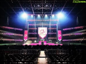 Shiki Aoki Instagram - 『THE IDOLM@STER CINDERELLA GIRLS Shout out Live!!!』
全公演無事終演しました！

衣装がどんなものかもわからない状態だったけど筋肉が見えなくとも身体を仕上げるに越したことはない！と思ってライブに向けてトレーニングの方向性を決め、
食事管理もして、
衣装が決まった時は「お腹も肩も出てるやん！！」って喜んだ思い出☺️
筋トレ自体はライブの為に始めたわけではないけど、こうやって好きで始めたことが仕事にも生かされてくると本当にやっててよかったなぁと思える
特に自分で1番感じたのは腹筋とか三頭筋とか筋肉の見た目は勿論だけど、
何よりもめちゃくちゃ体力がついたってこと。
今回のセトリは1日目が特に鬼畜(笑)で、
無限LOOP→ショートMC→ラブレター→一曲だけ間空いてストリート・ランウェイという怒涛の三曲続き。
昔もそんな感じで楽曲が立て続けのセトリの公演があって、その時はバテバ
なをしてたんだけど、
今回は自分でもびっくりするぐらい全然疲れなくて😭🙏✨
インフルあけにも関わらず息も全く切れないし全力でやり切れたなって思えるぐらい体力がついてたこと！
これは本当にトレーニングのおかげだなぁ。

筋肉つけすぎたらアイドルのイメージから離れるからやめて欲しいって言われちゃったりすることもあるけど、
僕は僕で、僕は飛鳥さんではないから。
僕は僕の人生を生きてるし、彼女こそ本物のアイドルであって僕自身はアイドルでもなんでもないただの役者の端くれなので、
僕の趣味や嗜好や存在を飛鳥さんと同一視したり重ねないであげて欲しいです。
これからも筋トレはやめないし、ゴツくなりすぎない程度に鍛え続けます！メリットしかないからね！
それでもライブや収録の時はもちろん僕なりに全力で飛鳥さんの隣に立てるように努めますので、
君だけの飛鳥さんをしっかり愛してあげてください☺️

久しぶりの生バンドもめちゃくちゃ楽しかったし、衣装もみんな最高に可愛かったし、プロデューサーの声も聴けたし、本当に最高の2日間だったな！

フラスタも久しぶりに見ることが出来て嬉しかった😭🙏✨
みんなからのフラスタや楽屋花で本番前にパワーもらえる！
素敵なお花たちを本当に本当にありがとうございます！！
お花飾りたいからちょっとずつ抜いて持ち帰りたかったけど、今回はちと遠いので断念しました😢心の花瓶に飾っておきます…
(僕が確認できる限りは全部収めたつもりだけど、お花撮影漏れがあったらすみません🙇)

楽曲や今回のライブの中身的な詳しい感想はまた別の投稿、もしくはどこかラジオなどでお話しする機会があればそちらで！😘❤️‍🔥