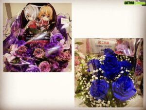 Shiki Aoki Instagram - 『THE IDOLM@STER CINDERELLA GIRLS Shout out Live!!!』
全公演無事終演しました！

衣装がどんなものかもわからない状態だったけど筋肉が見えなくとも身体を仕上げるに越したことはない！と思ってライブに向けてトレーニングの方向性を決め、
食事管理もして、
衣装が決まった時は「お腹も肩も出てるやん！！」って喜んだ思い出☺️
筋トレ自体はライブの為に始めたわけではないけど、こうやって好きで始めたことが仕事にも生かされてくると本当にやっててよかったなぁと思える
特に自分で1番感じたのは腹筋とか三頭筋とか筋肉の見た目は勿論だけど、
何よりもめちゃくちゃ体力がついたってこと。
今回のセトリは1日目が特に鬼畜(笑)で、
無限LOOP→ショートMC→ラブレター→一曲だけ間空いてストリート・ランウェイという怒涛の三曲続き。
昔もそんな感じで楽曲が立て続けのセトリの公演があって、その時はバテバ
なをしてたんだけど、
今回は自分でもびっくりするぐらい全然疲れなくて😭🙏✨
インフルあけにも関わらず息も全く切れないし全力でやり切れたなって思えるぐらい体力がついてたこと！
これは本当にトレーニングのおかげだなぁ。

筋肉つけすぎたらアイドルのイメージから離れるからやめて欲しいって言われちゃったりすることもあるけど、
僕は僕で、僕は飛鳥さんではないから。
僕は僕の人生を生きてるし、彼女こそ本物のアイドルであって僕自身はアイドルでもなんでもないただの役者の端くれなので、
僕の趣味や嗜好や存在を飛鳥さんと同一視したり重ねないであげて欲しいです。
これからも筋トレはやめないし、ゴツくなりすぎない程度に鍛え続けます！メリットしかないからね！
それでもライブや収録の時はもちろん僕なりに全力で飛鳥さんの隣に立てるように努めますので、
君だけの飛鳥さんをしっかり愛してあげてください☺️

久しぶりの生バンドもめちゃくちゃ楽しかったし、衣装もみんな最高に可愛かったし、プロデューサーの声も聴けたし、本当に最高の2日間だったな！

フラスタも久しぶりに見ることが出来て嬉しかった😭🙏✨
みんなからのフラスタや楽屋花で本番前にパワーもらえる！
素敵なお花たちを本当に本当にありがとうございます！！
お花飾りたいからちょっとずつ抜いて持ち帰りたかったけど、今回はちと遠いので断念しました😢心の花瓶に飾っておきます…
(僕が確認できる限りは全部収めたつもりだけど、お花撮影漏れがあったらすみません🙇)

楽曲や今回のライブの中身的な詳しい感想はまた別の投稿、もしくはどこかラジオなどでお話しする機会があればそちらで！😘❤️‍🔥