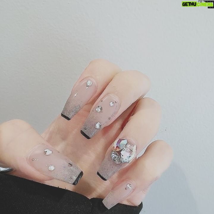 Shiki Aoki - 3.4K Likes - 現在の爪です
新年なのでめでたくキラキラにしました
色自体はとてもナチュラルなので非常に気に入っております
キーボード操作がめちゃくちゃやりにくかったので、今回の爪は短くしました