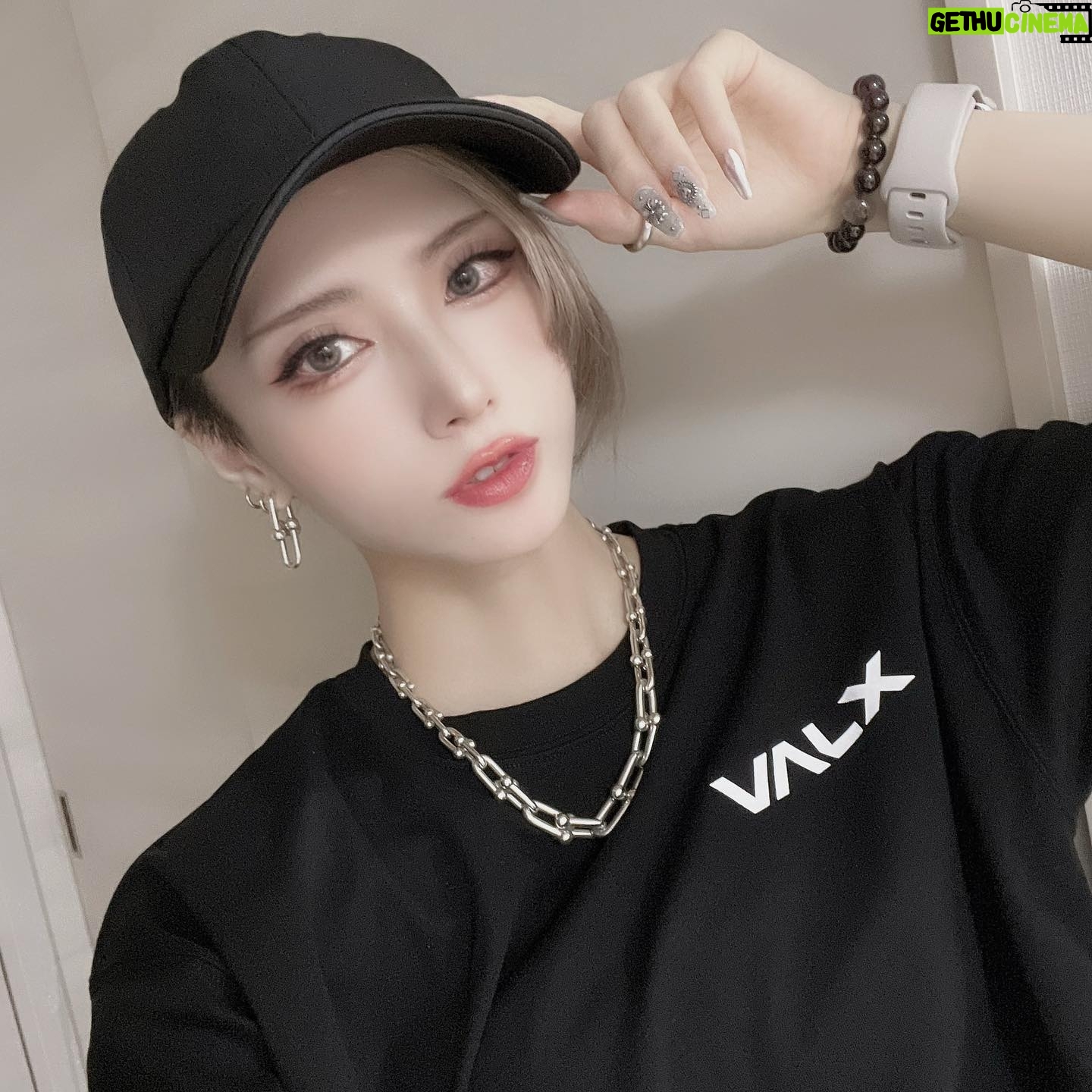 Shiki Aoki - 3.2K Likes - 10月になってようやく仕事も落ち着いて来たので、
新規開拓で初めてのお店に行ってみたり😗
ほんと知らん人ともよく話すようになったな〜と、己の変化に驚きつつ楽しい煙ライフを送っております
最近特にお店で知り合って仲良くなる人が多くて楽しい
そして今週も安定の @biyonai_official さんの美容点滴でビタミンチャージ💪
高濃度ビタミンとスペシャル美白&美髪のやつだったかな?
睡眠の質が悪いことをお伝えしたら高濃度ビタミンを継続しましょうとのことで、改善されるといいな〜!
あとはVALXさんから素敵なウェアとEAAもいただきました😚
EAAは今飲んでるやつなくなったら飲んでみよ〜!
ウェアは既にお気に入りです