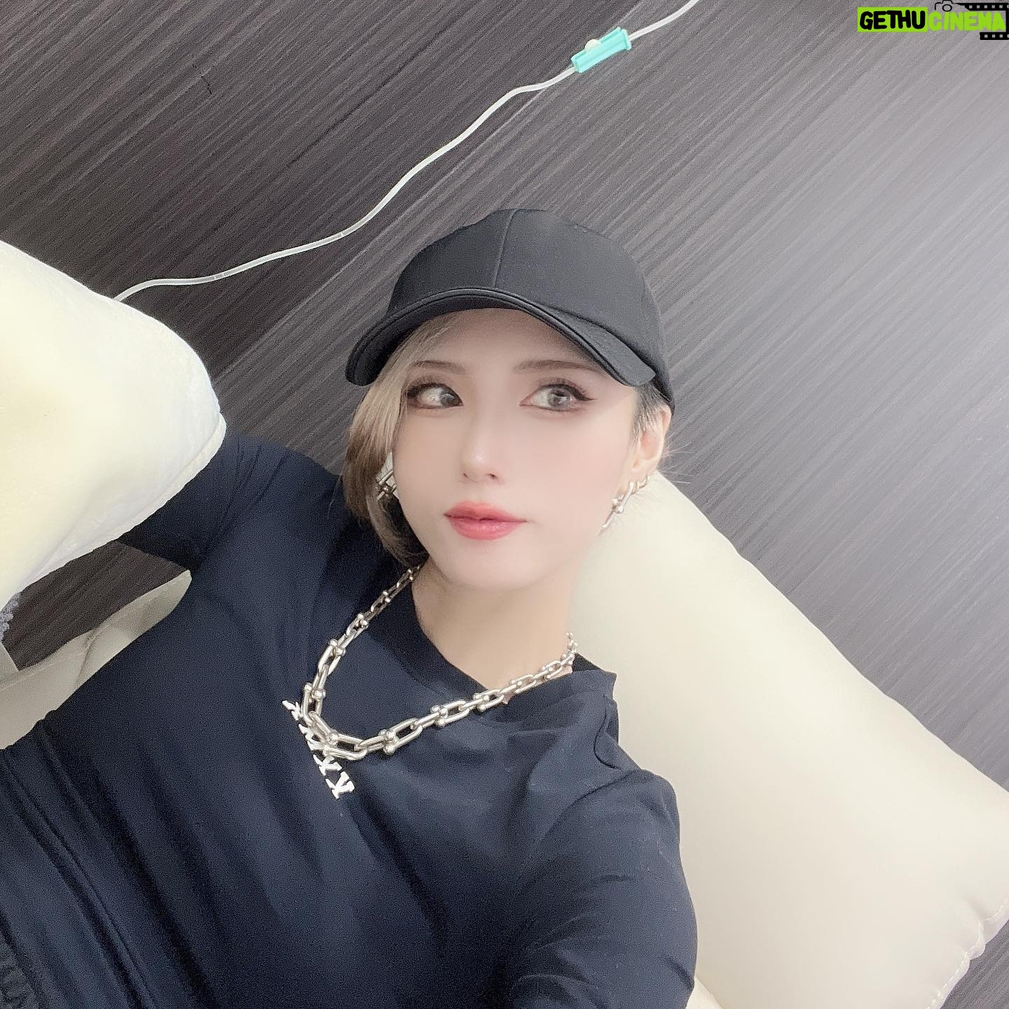 Shiki Aoki - 3.2K Likes - 10月になってようやく仕事も落ち着いて来たので、
新規開拓で初めてのお店に行ってみたり😗
ほんと知らん人ともよく話すようになったな〜と、己の変化に驚きつつ楽しい煙ライフを送っております
最近特にお店で知り合って仲良くなる人が多くて楽しい
そして今週も安定の @biyonai_official さんの美容点滴でビタミンチャージ💪
高濃度ビタミンとスペシャル美白&美髪のやつだったかな?
睡眠の質が悪いことをお伝えしたら高濃度ビタミンを継続しましょうとのことで、改善されるといいな〜!
あとはVALXさんから素敵なウェアとEAAもいただきました😚
EAAは今飲んでるやつなくなったら飲んでみよ〜!
ウェアは既にお気に入りです