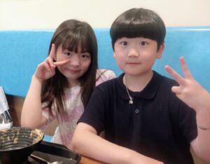 Shim Hye-yeon Instagram - 아침부터 저녁까지 불태웠다🔥🔥
똥글똥글 은근 닮은구석 많은
남사친 시율이~~
매주 봐도 헤어지기 아쉬운 녀석들~
저질체력 애미는 힘들구나~

쌍둥이역 필요하면 연락주세요🤭
가시밭길 같은 이길~ 
시율이한테 묻어가고싶어라🥴🥴
.
.
.
.
.
.
.
.
.
.
.
.
#아역 #아역배우