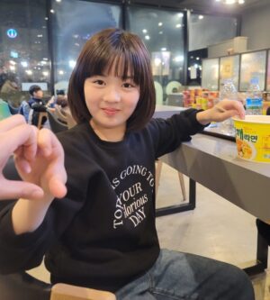 Shim Hye-yeon Instagram - 몇일전사진~ 

개교기념일이라 다행이다~ 했는데...
12시 오디션이었음에도 불구하고
퉁퉁 부어서 오디션댕겨왔어요😵😵
이럴줄 알았어~$£¥£$£¥$¥¥
오밤중 오디션이 좋은 애미입니다~~~

기회주셔서 감사합니다~
@kiana_ent 
@junsung555 

치과등 두군데 들려 클리어하고
지금은 혜연이 필라테스 왔어요~

아침10시에 나와서 저녁10시 조금 넘어
집에 가는 ㅋㅋㅋㅋㅋㅋ
하루가 길다 길어~~~~🥹🥹

#아역 #아역배우 #광고모델 #키즈모델