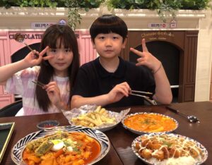 Shim Hye-yeon Instagram - 아침부터 저녁까지 불태웠다🔥🔥
똥글똥글 은근 닮은구석 많은
남사친 시율이~~
매주 봐도 헤어지기 아쉬운 녀석들~
저질체력 애미는 힘들구나~

쌍둥이역 필요하면 연락주세요🤭
가시밭길 같은 이길~ 
시율이한테 묻어가고싶어라🥴🥴
.
.
.
.
.
.
.
.
.
.
.
.
#아역 #아역배우